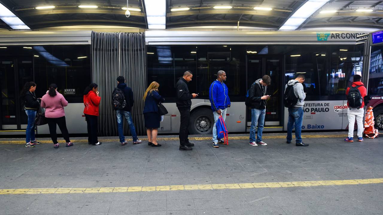 Paralisação de motoristas e cobradores de ônibus no terminal Pinheiros, na zona oeste de São Paulo (SP). Os motoristas e cobradores dos 29 terminais de ônibus paulistanos paralisaram suas atividades das 14h às 16h desta quinta-feira (19), reivindicando reajuste salarial - 19/05/2016