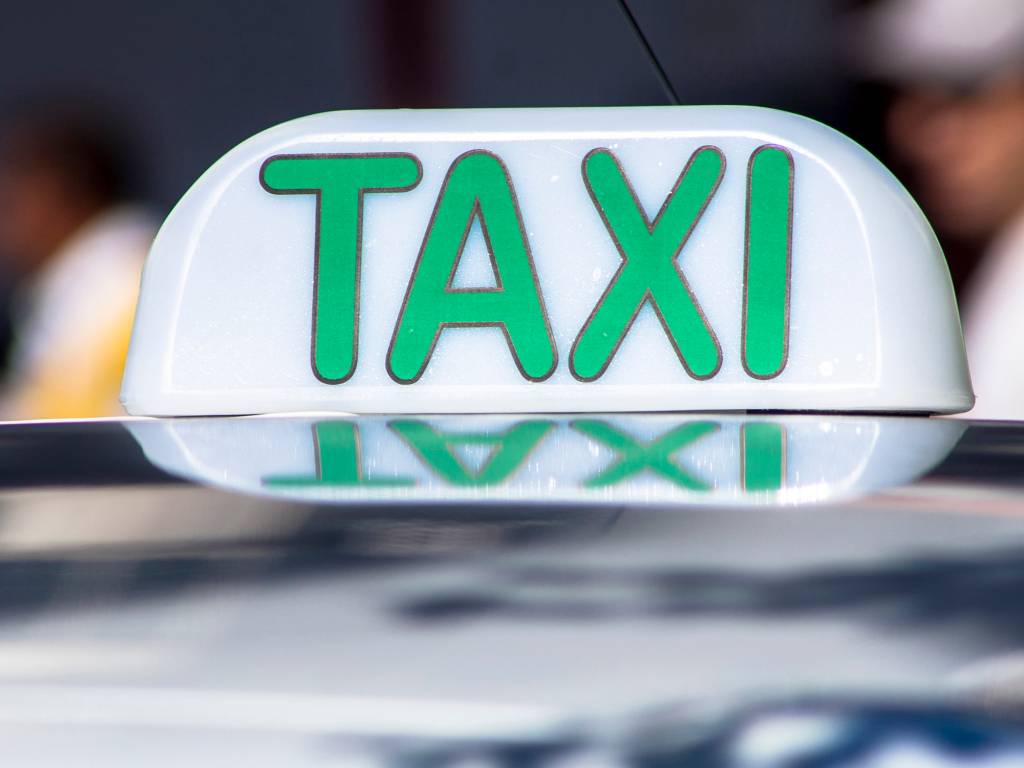 Pacotão de bondades, arma eleitoral de Bolsonaro, paga R$ 2.000 a taxistas