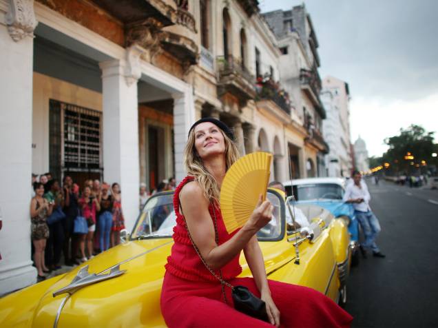 A top model brasileira Gisele Bündchen posa para fotos antes do desfile da Chanel com criações do designer alemão Karl Lagerfeld, em Havana, Cuba - 03/05/2016 A top model brasileira Gisele Bündchen posa para fotos antes do desfile da Chanel com criações do designer alemão Karl Lagerfeld, em Havana, Cuba - 03/05/2016