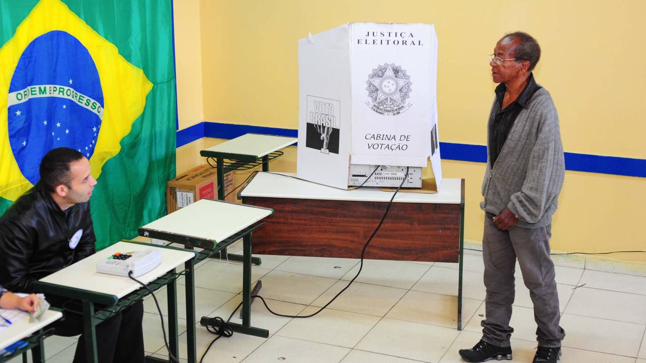 Eleitores marcam presença na Escola João Firmino, em São Bernardo do Campo, São Paulo