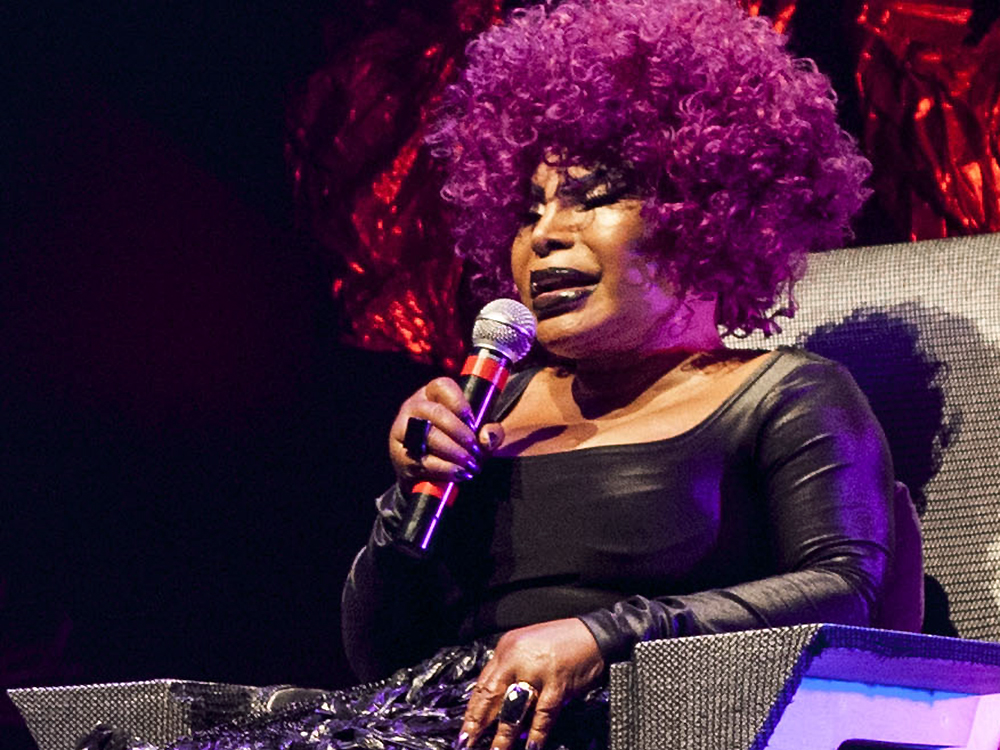 Elza Soares fala do susto em voo que ia para NY e voltou ao Rio