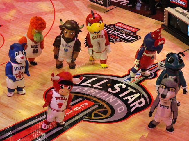 Mascotes dos times durante o torneio de enterradas da NBA