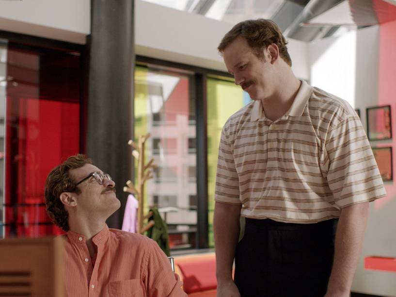 Chris Pratt (à dir.) em cena com Joaquin Phoenix no filme ‘Ela’ (2013), de Spike Jonze Chris Pratt (à dir.) em cena com Joaquin Phoenix no filme ‘Ela’ (2013), de Spike Jonze