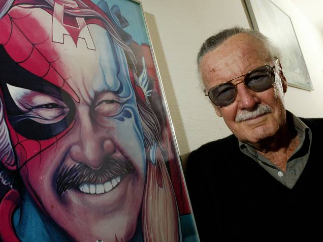 Stan Lee posa em seu escritório, em Beverly Hills, na California, ao lado de um quadro que o representa junto com algumas das personagens criadas ao longo de sua carreira, em 2004 Stan Lee posa em seu escritório, em Beverly Hills, na California, ao lado de um quadro que o representa junto com algumas das personagens criadas ao longo de sua carreira, em 2004