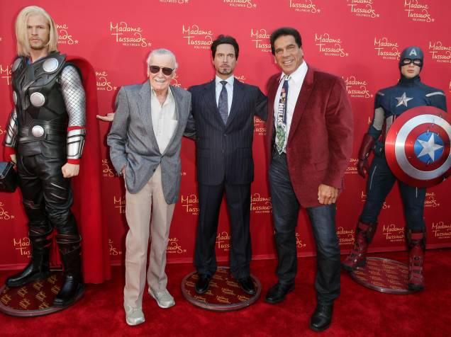 Stan Lee ao lado de personagens criadas ao longo de sua carreira, recriadas no Museu de cera Madame Tussauds, em Hollywood Stan Lee ao lado de personagens criadas ao longo de sua carreira, recriadas no Museu de cera Madame Tussauds, em Hollywood