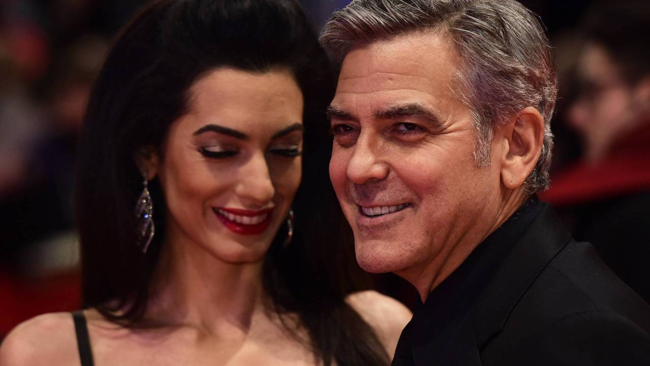 Ator americano George Clooney, e sua esposa Amal Alamuddin, posa para fotógrafos, na chegada ao tapete vermelho,para o filme 'Ave, César!', que será exibido na abertura do Festival de cinema de Berlim, na Alemanha, nesta quinta (11)
