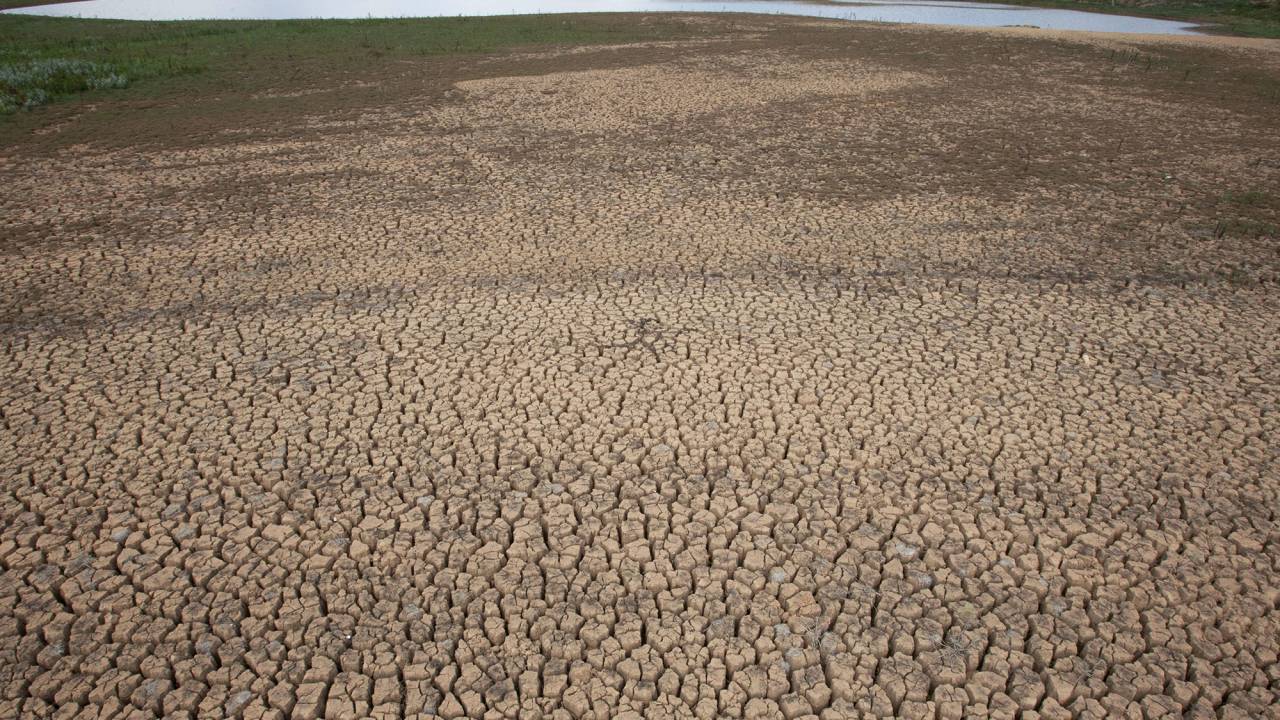 Na imagem, a represa Jaguari, do Sistema Cantareira, marca baixo nível de água, na cidade de Vargem, a 88 km da capital, São Paulo. A crise hídrica tornou-se histórica no estado de São Paulo e vem sendo utilizada como campanha política durante as eleições 2014