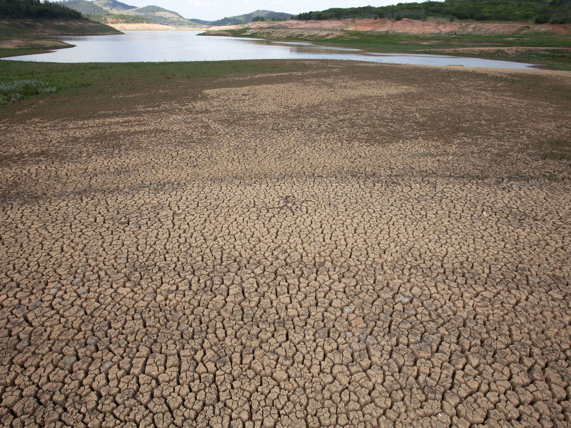 Na imagem, a represa Jaguari, do Sistema Cantareira, marca baixo nível de água, na cidade de Vargem, a 88 km da capital, São Paulo. A crise hídrica tornou-se histórica no estado de São Paulo e vem sendo utilizada como campanha política durante as eleições 2014