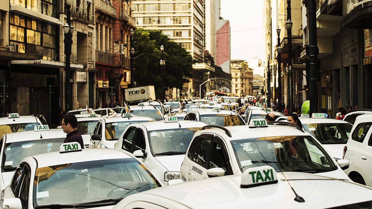 Taxistas pedem mais segurança durante protesto no centro de São Paulo, na tarde desta sexta-feira. Os manifestantes seguiram em carreata até a Secretaria de Segurança Pública - 27/03/2015