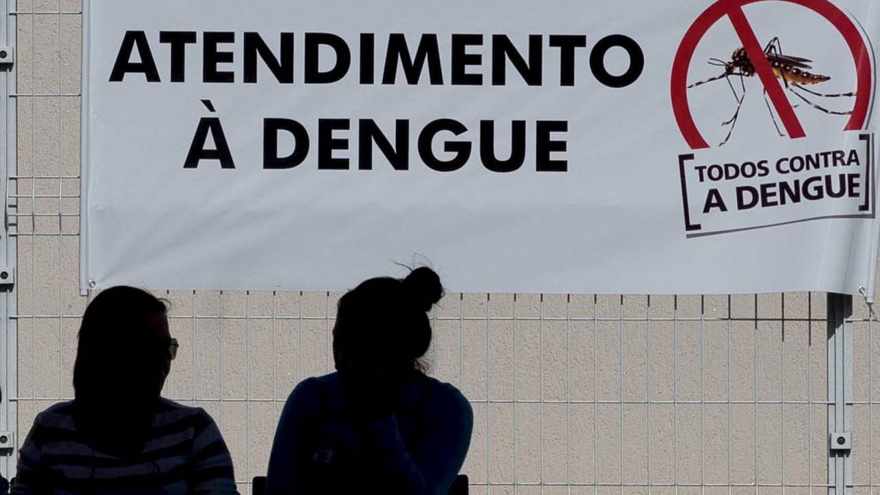 Pacientes com sintomas de dengue aguardam atendimento em São José dos Campos, no interior de São Paulo. De acordo com o Ministério da Saúde, o Brasil já tem mais de 460 mil casos da doença em 2015 - 08/05/2015