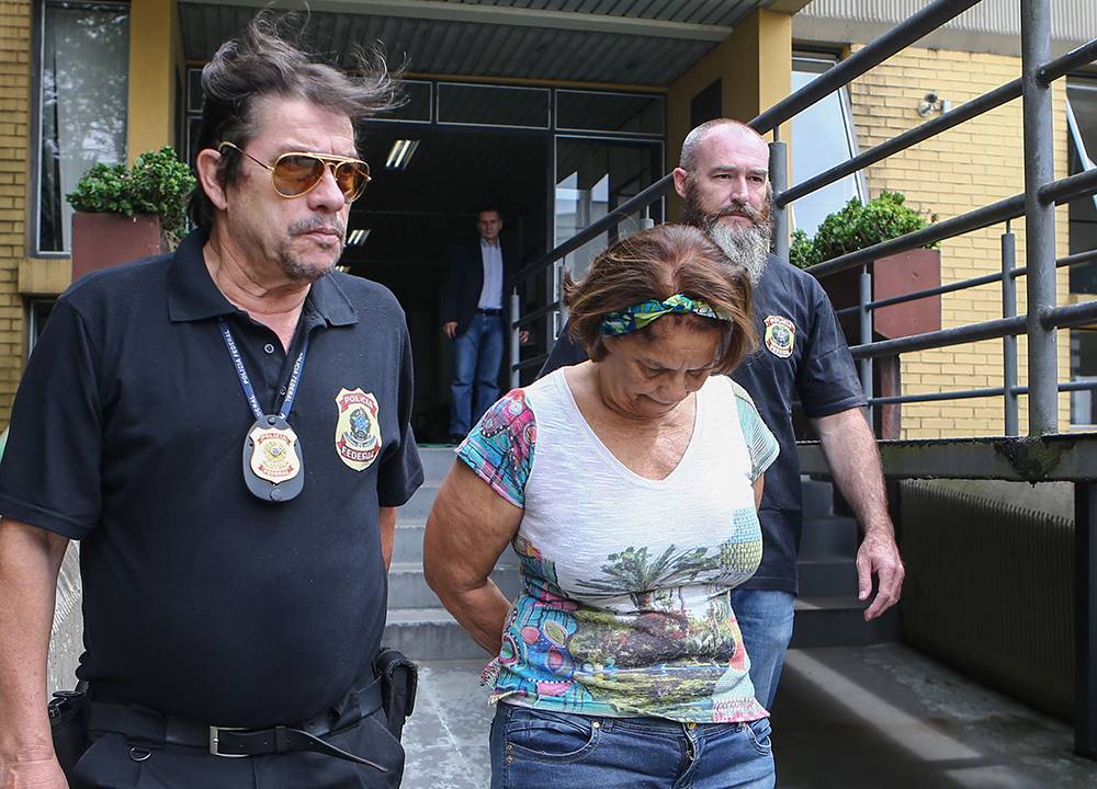 Maria Lúcia Guimarães Tavares, funcionária da Odebrecht, presa na 23ª fase da Operação Lava Jato, no IML (Instituto Médico Legal) de Curitiba, no Paraná, para exame de corpo de delito, nesta quarta-feira (24)