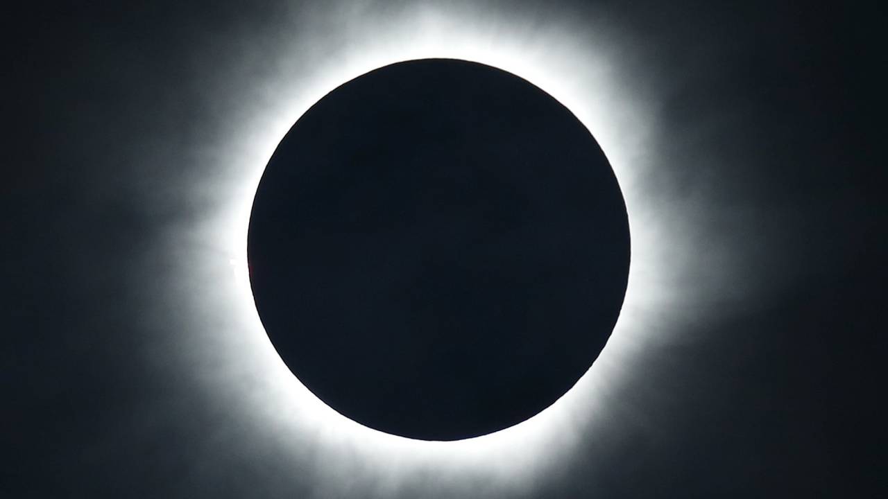 Um eclipse solar total é visto a partir da cidade de Ternate, na Indonésia, nesta quarta-feira (09)