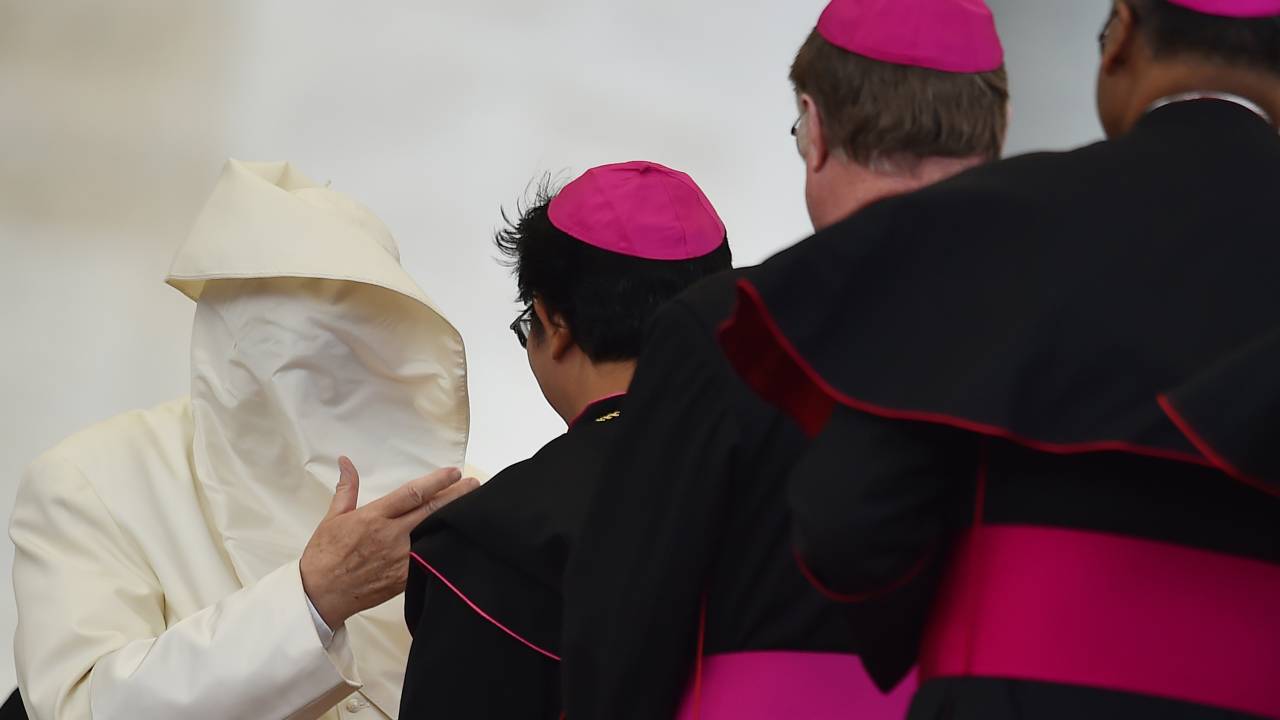 Papa Francisco fica com o rosto coberto