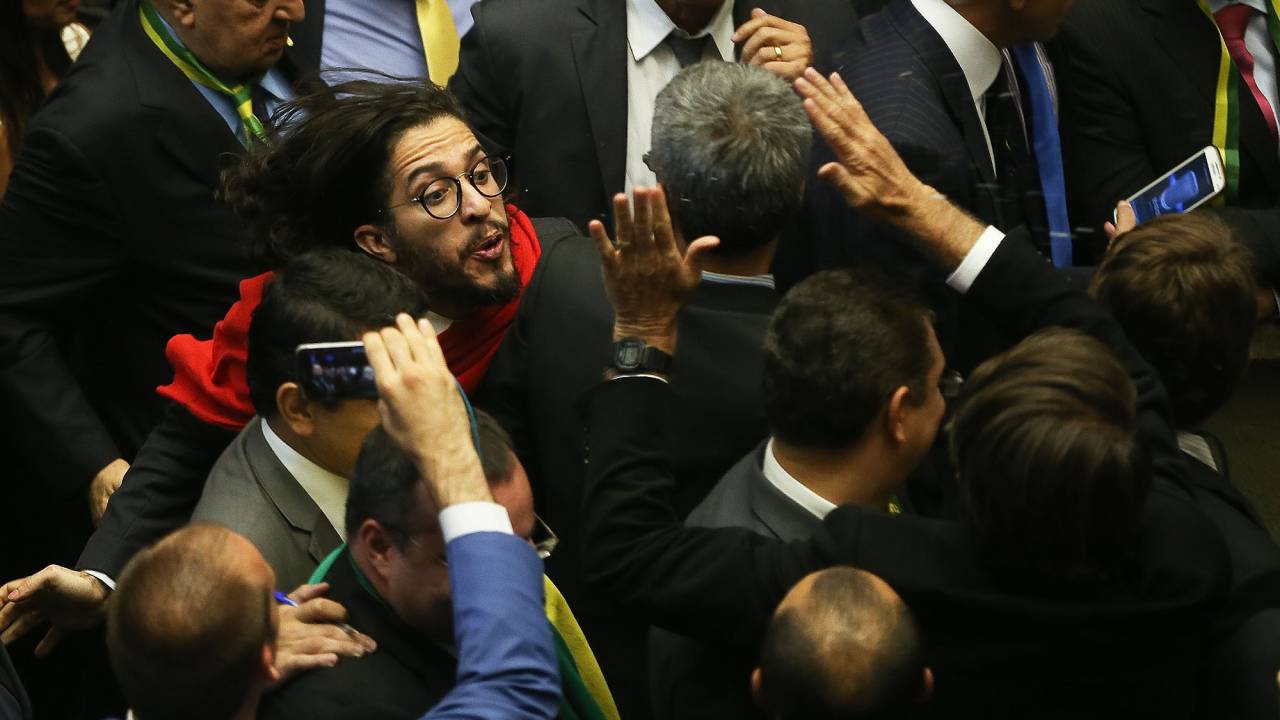 O dep. Jean Wyllys (PSOL-RJ), ao ser provocado, cuspiu no dep. Jair Bolsonaro (PSC-RJ) após declarar seu voto