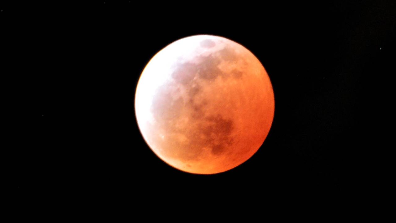 ''Lua de Sangue'' é vista em Utsunomiya (Japão); o fenômeno ocorre durante um eclipse lunar