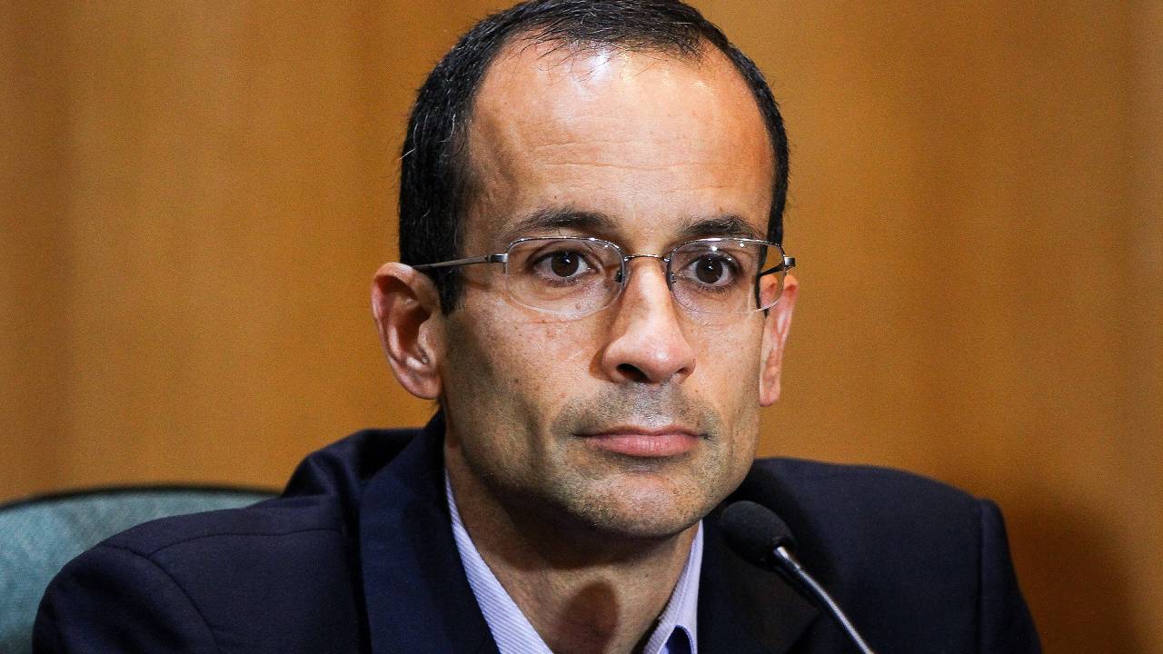 O executivo Marcelo Odebrecht, preso na Operação Lava Jato, durante depoimento à CPI da Petrobras em Curitiba, nesta terça-feira (01)