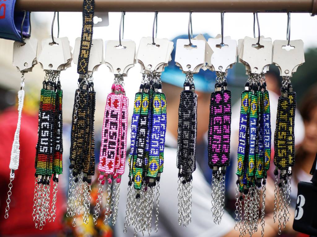 Cantor gospel canta hino de futebol em Marcha para Jesus e irrita fiéis