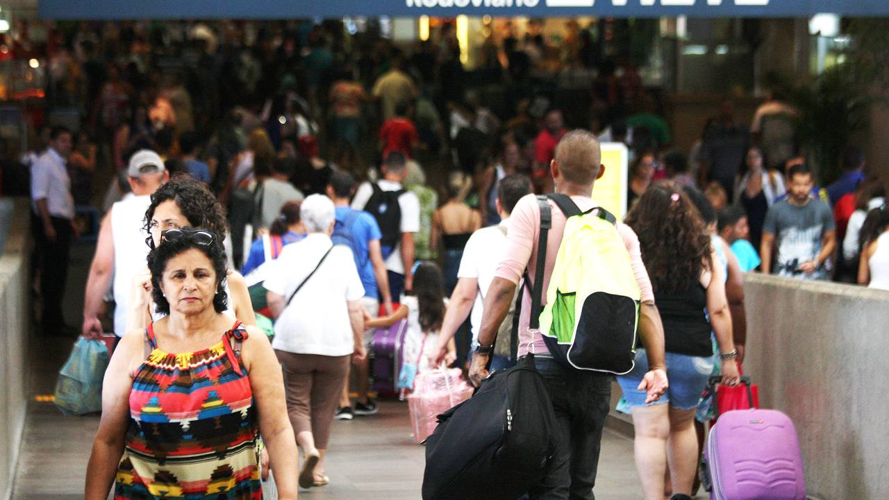 Movimentação de passageiros na rodoviária do Tietê, na zona norte de São Paulo, às vésperas do feriado de Natal nesta quarta-feira (23)