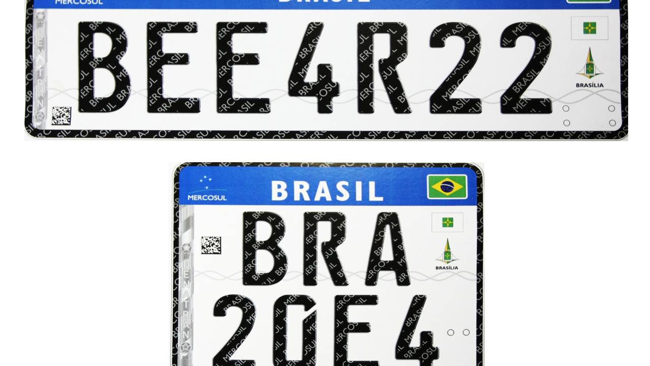 Modelo das placas para veículos novos em 2016: a de cima para carros; embaixo a de motos