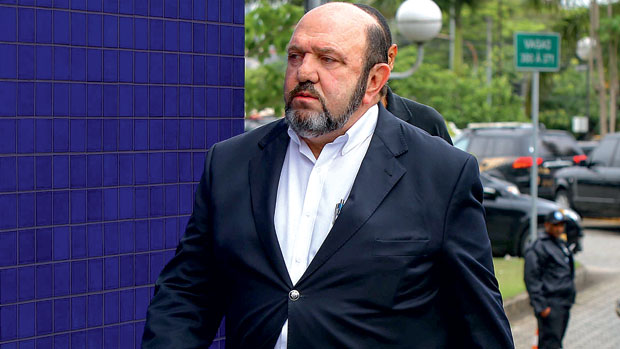 DIRETO DA PRISÃO - O empresário Ricardo Pessoa chega à Polícia Federal: ele escreveu a carta um dia depois do Natal