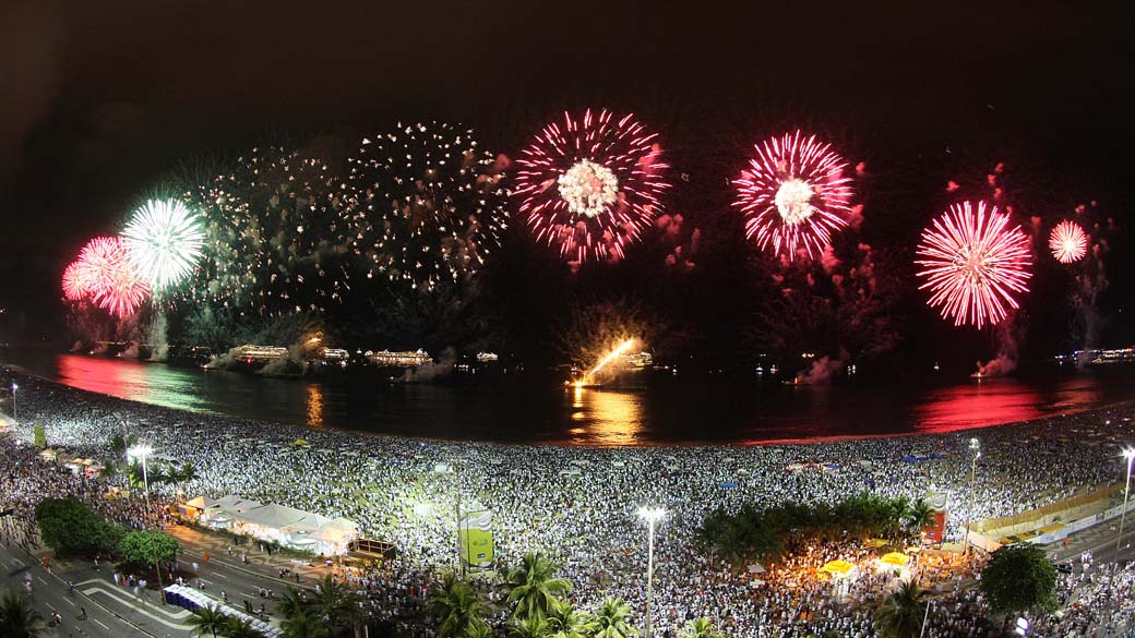 Queima de fogos durante Revéillon na praia de Copacabana, Rio de Janeiro