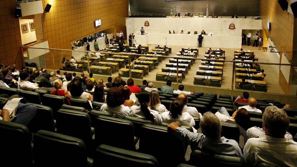 Presença dos servidores na Casa é controlada por livro-ponto