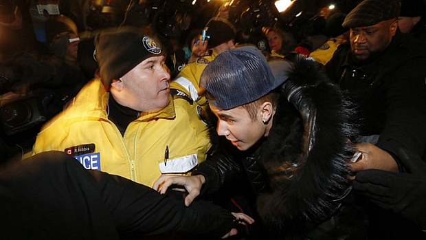 Cercado por policiais e seguranças, Justin Bieber chega à delegacia em Toronto Cercado por policiais e seguranças, Justin Bieber chega à delegacia em Toronto