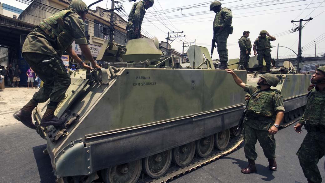 Veículo blindado para transporte de tropas da Marinha no Complexo de Favelas da Vila Cruzeiro, Rio de Janeiro