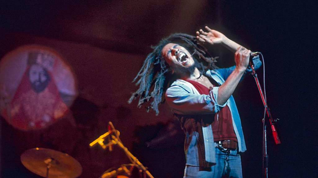 bob-marley-20110511-18-original.jpeg Bob Marley durante show no teatro Rainbow em Londres, 1977