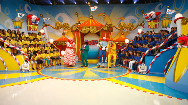 SBT aposta em cenário colorido para atualizar o programa <em>Bozo</em>, que fez sucesso nos anos 80 SBT aposta em cenário colorido para atualizar o programa <em>Bozo</em>, que fez sucesso nos anos 80