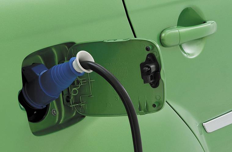 O cabo de eletricidade vai ao bocal, na mesma posição em que se coloca gasolina.