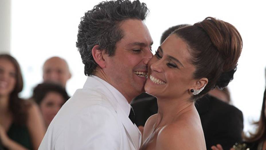 Helô (Giovanna Antonelli) e Stenio (Alexandre Nero) decidem se casar novamente