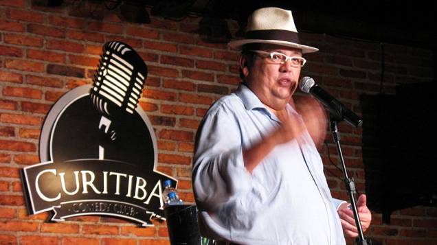 Márcio Ribeiro em apresentação de stand-up comedy Márcio Ribeiro em apresentação de stand-up comedy