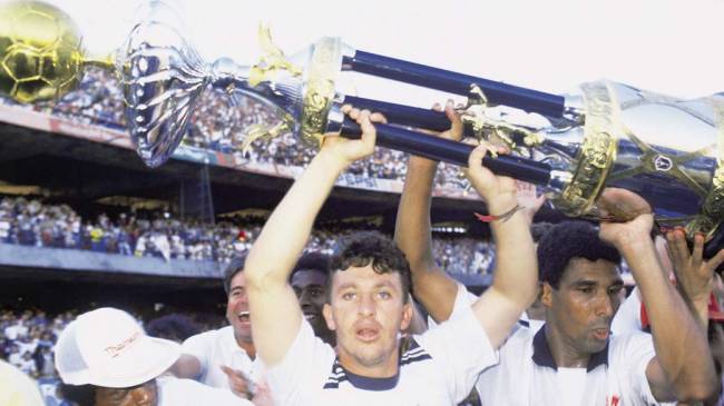 centenario-corinthians-05-original.jpeg Em 1990, os jogadores Neto e Jacenir levantam mais uma taça inédita: a do Campeonato Brasileiro