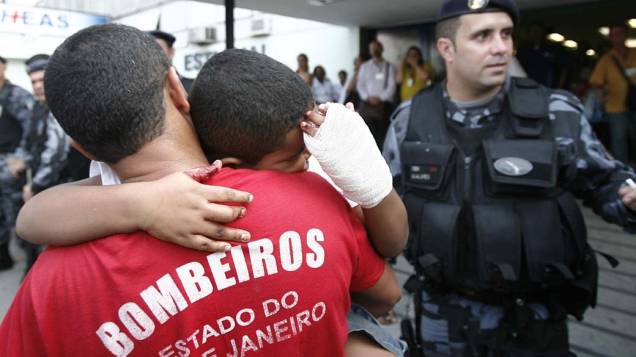 O bombeiro Adriano com o seu filho Gustavo Damaceno que ficou ferido durante a chacina na Escola Municipal Tasso da Silveira, Realengo, Rio de Janeiro O bombeiro Adriano com o seu filho Gustavo Damaceno que ficou ferido durante a chacina na Escola Municipal Tasso da Silveira, Realengo, Rio de Janeiro