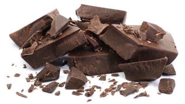 Consumo de substância do chocolate amargo pode retardar envelhecimento biológico, indica pesquisa