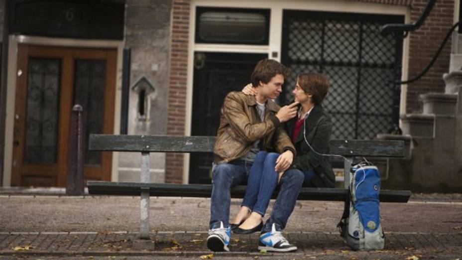 Shailene Woodley e Ansel Elgort no filme A Culpa É das Estrelas