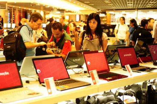 Vendas no varejo recuam pelo 2º mês consecutivo após pico histórico em março