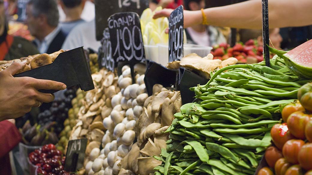 Consumidor na sessão de legumes de um supermercado