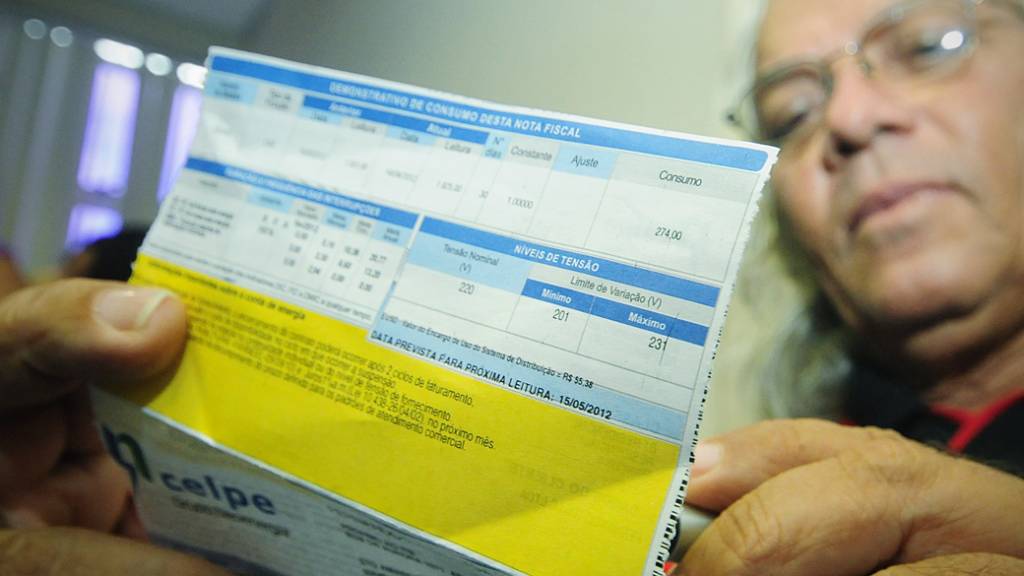Entidade pede na Justiça fim de taxa extra na conta de luz