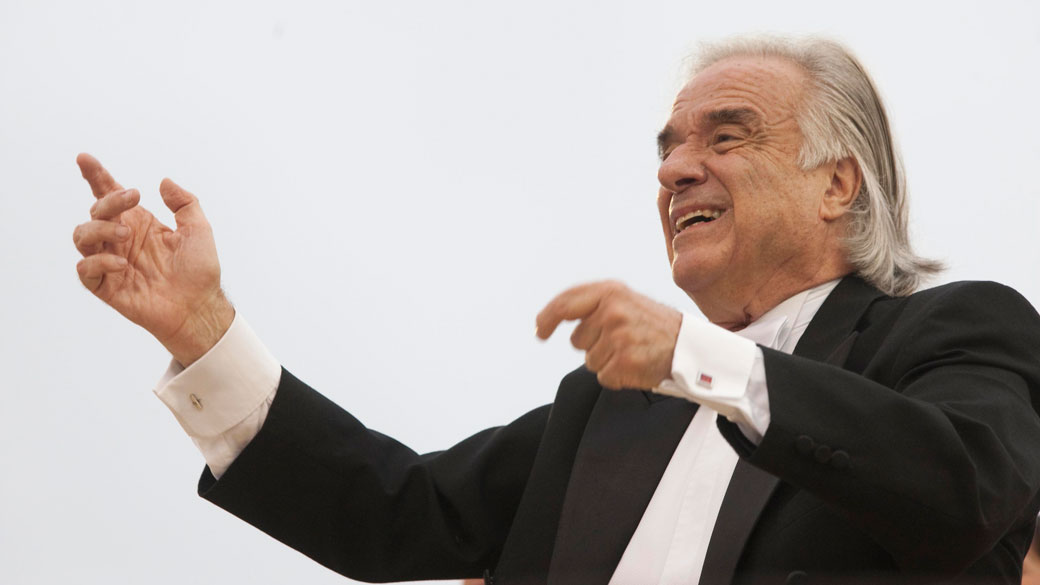 Maestro João Carlos Martins durante o desfile da escola de samba Vai-Vai