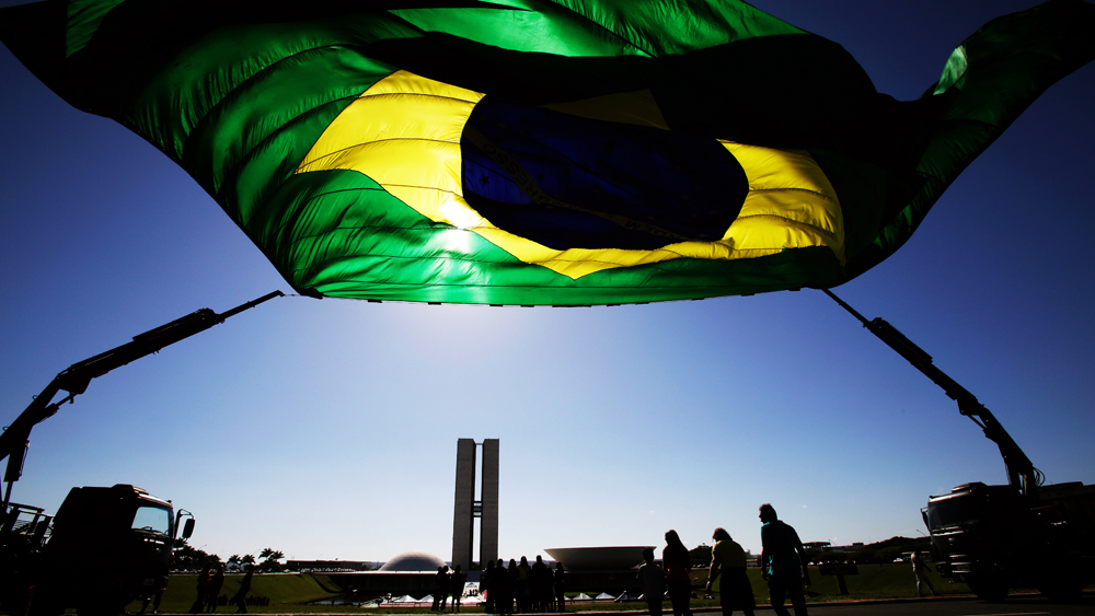 Uma bandeira gigante foi hasteada no gramado do congresso Nacional em comemoração ao Dia Nacional da Bandeira