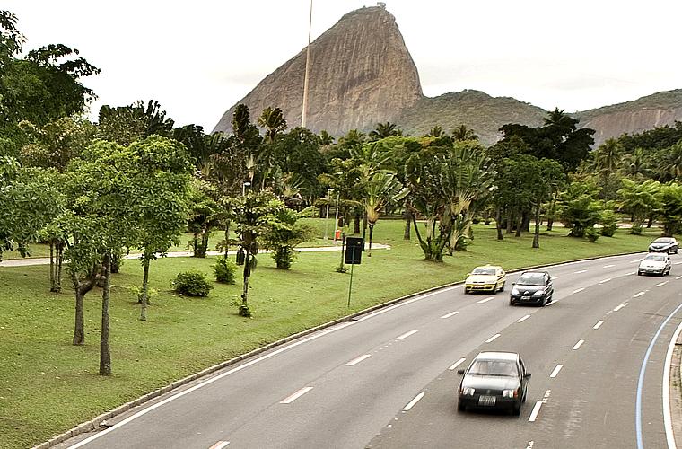 Na manhã desta terça-feira, o principal acesso ao centro da cidade do Rio de Janeiro, sempre muito movimentado, estava sem nenhum trânsito.