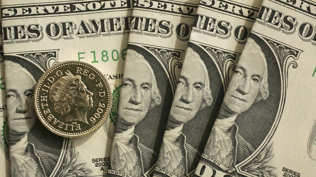 Notas de dólar com moeda de libra