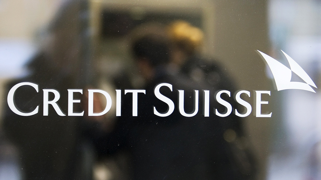 Logotipo do banco suíço Credit Suisse em um edifício em Berna