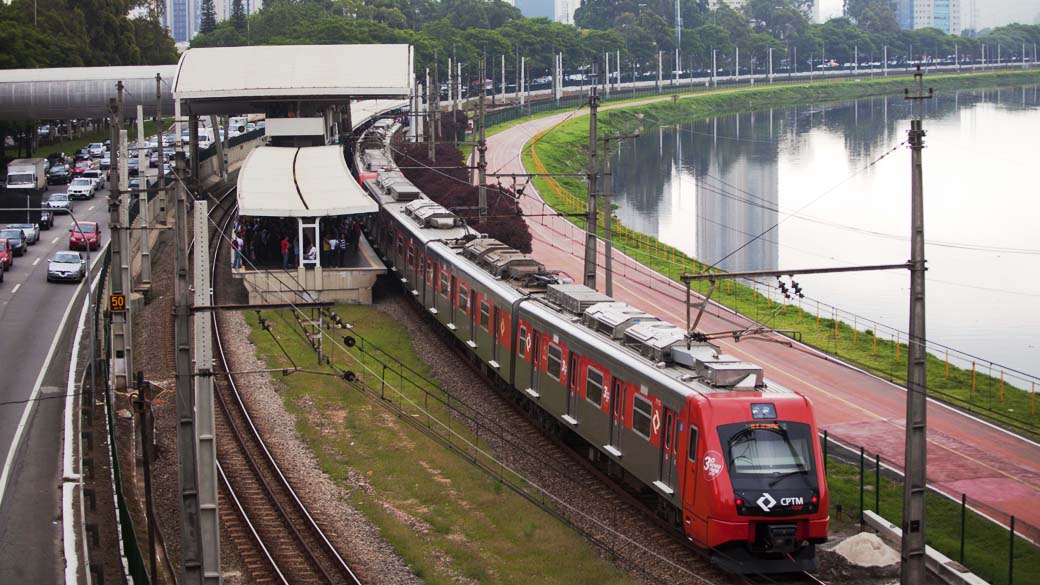 Trem da CPTM na estação Morumbi em São Paulo