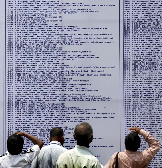 eleicoes-colegios-eleitorais-india-20110426-original.jpeg Em Calcutá, painel com a lista de lugares que contarão com urnas eletrônicas para a terceira fase das eleições regionais na Índia
