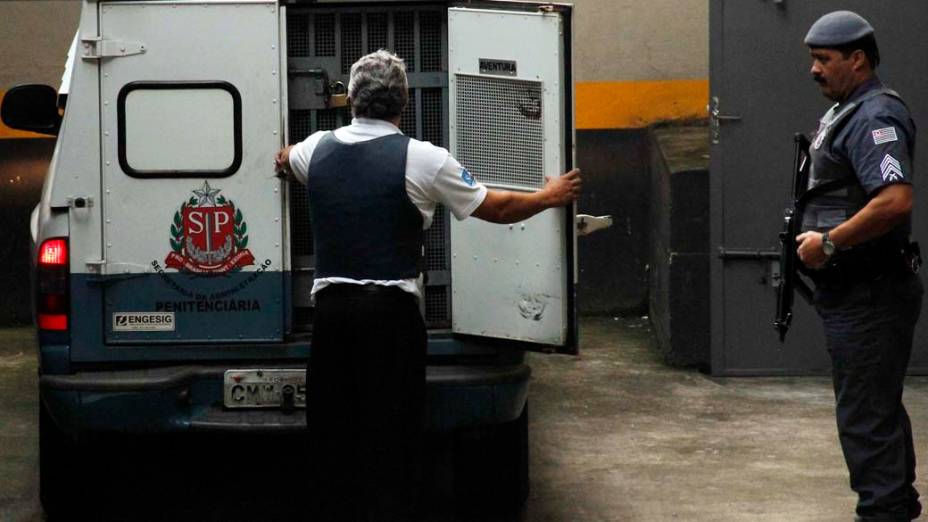Lindemberg Alves, de 25 anos, acusado de matar a ex-namorada, chegando para o segundo dia de julgamento