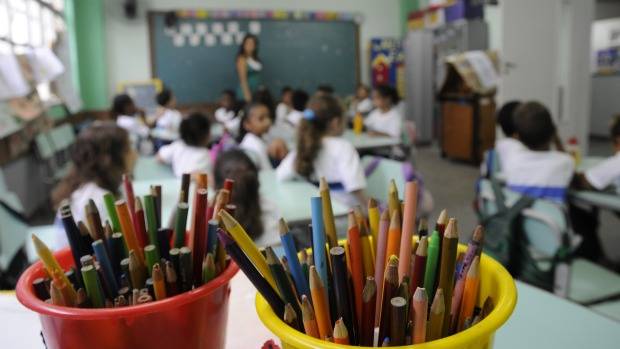 Marinha converte aparelhos de TV pirata em computadores para escolas