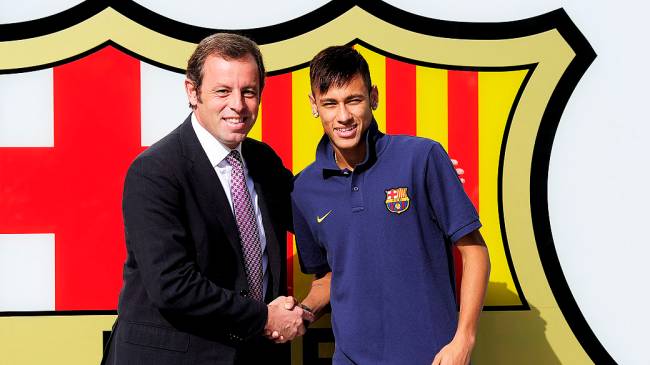 esporte-apresentacao-neymar-no-barcelona-20130603-09-original.jpeg Neymar ao lado de Sandro Rosell no Estádio Camp Nou, em Barcelona. O brasileiro assinou um contrato de cinco anos com clube espanhol em 2013